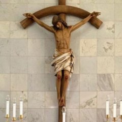 2 candelabros dourados de três braços + 2 castiçais dourados + 7 velas de fluido + 7 donzelas finas para chama das velas de fluido.