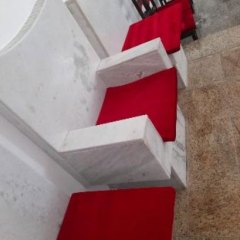 3 almofadas aveludadas para cátedra do padre e cadeiras dos diáconos + 1 para cadeira do comentarista, 2 para as cadeiras da capela do Santíssimo Sacramento e 2 para a sacristia.
