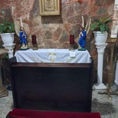 1 almofada aveludada para o genuflexório da capela do Santíssimo.