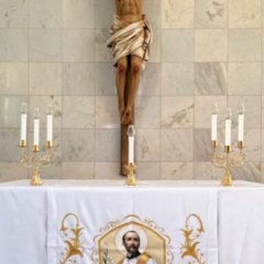 2 candelabros dourados de três braços + 2 castiçais dourados + 7 velas de fluido + 7 donzelas finas para chama das velas de fluido.