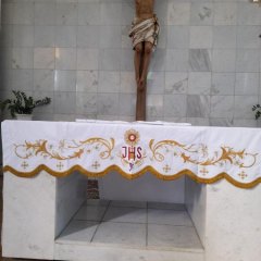 1 Jogo de toalhas JHS bordadas: 1 grande para altar + 1 para ambão + 2 para credenciais do presbitério e capela do Santíssimo Sacramento.