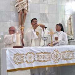 1 Jogo de toalhas bordadas PX, Alfa e ômega: 1 grande para altar+ 1para ambão + 2 para credências do presbitério e capela do Santíssimo Sacramento.
