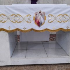 1 jogo de toalhas Jesus Misericordioso: 1 grande para altar + 1 para ambão + 2 para credenciais do presbitério e capela do Santíssimo Sacramento.