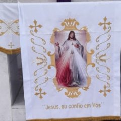 1 toalha vertical de sobreposição com imagem de Jesus Misericordioso.
